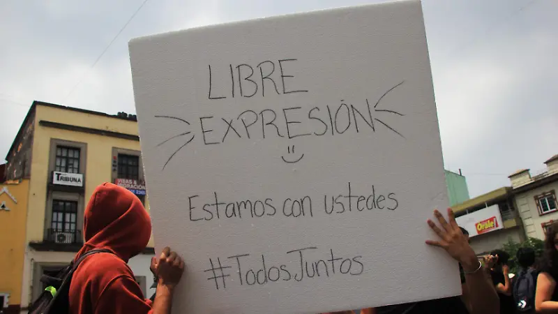 Protestan en Xalapa por presunta imposición de directora en el Colegio Preparatorio
